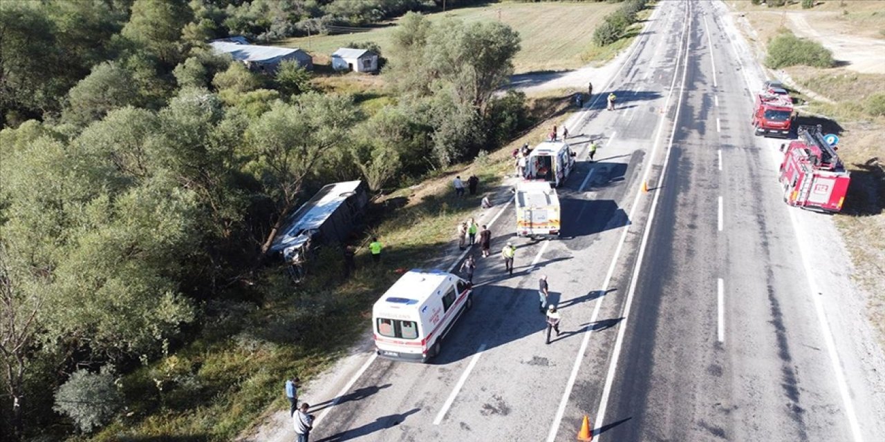 Erzincan'da yolcu otobüsünün devrilmesi sonucu 14 kişi yaralandı