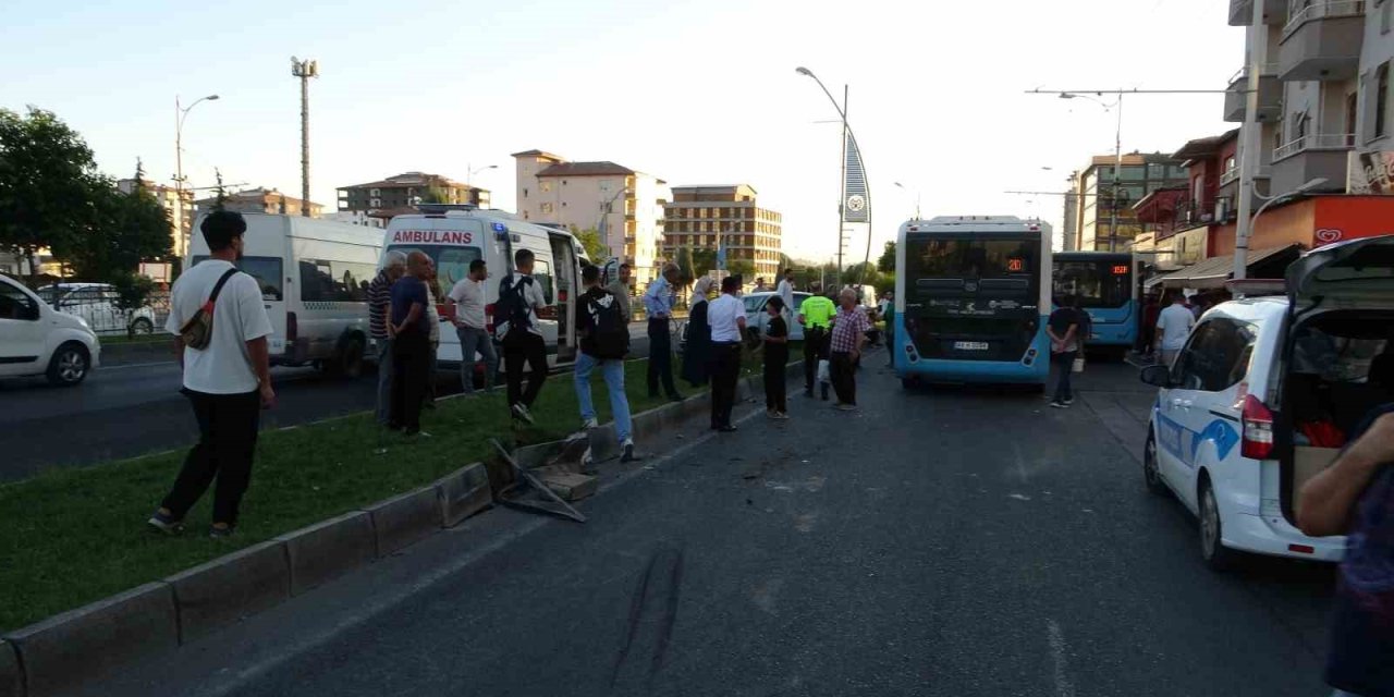 Kontrolden çıkan araç onlarca yolcunun bulunduğu otobüse çarptı