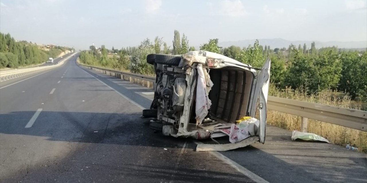 Konya’da tarım işçilerini taşıyan kamyonete otomobil çarptı: 8 Yaralı