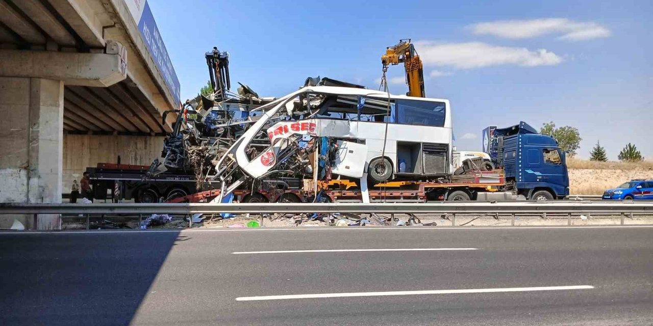 Ankara’da feci kazada hurdaya dönen otobüs yoldan kaldırıldı