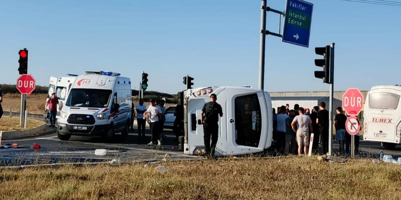 Tekirdağ'da işçileri taşıyan midibüs ile hafif ticari araç çarpıştı: 12 yaralı