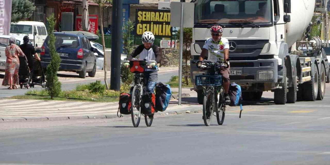 Seyahat tutkunu çift, bisikletle 3 bin kilometre yol yaptı