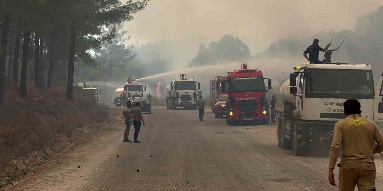 Ekipler alevlere duvar ördü, direniyor