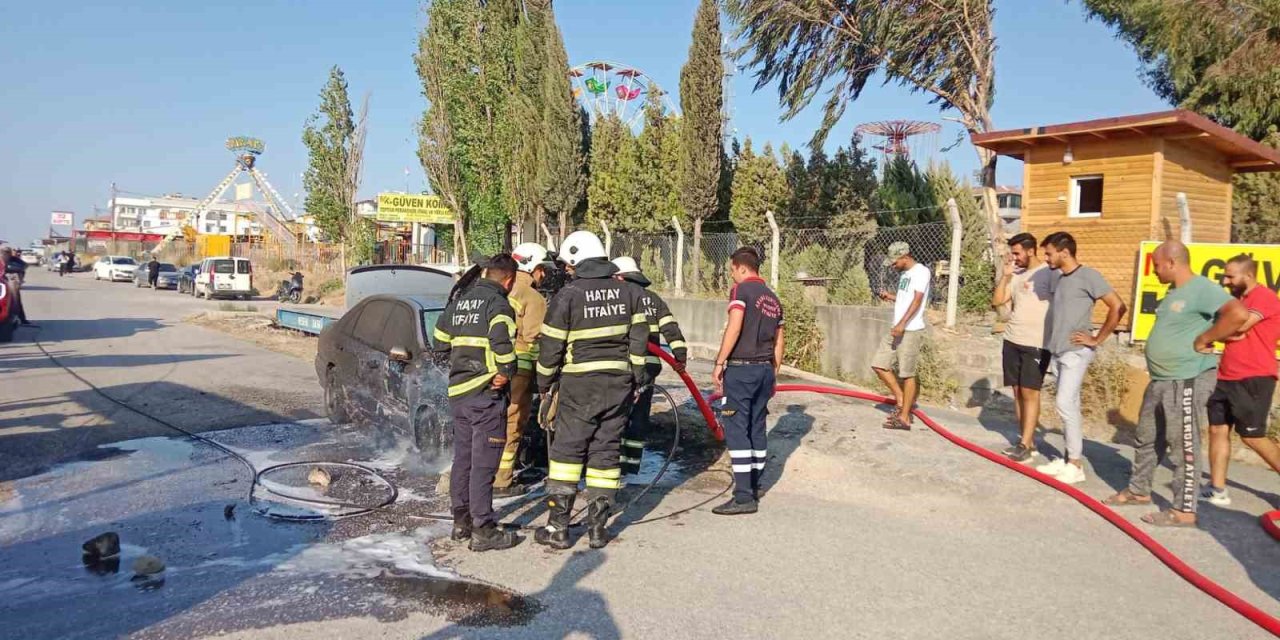 Park halindeki otomobil alev alev yandı