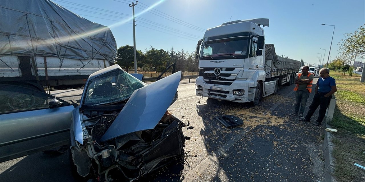 Konya'da otomobil ile tır çarpıştı, 2 kişi öldü