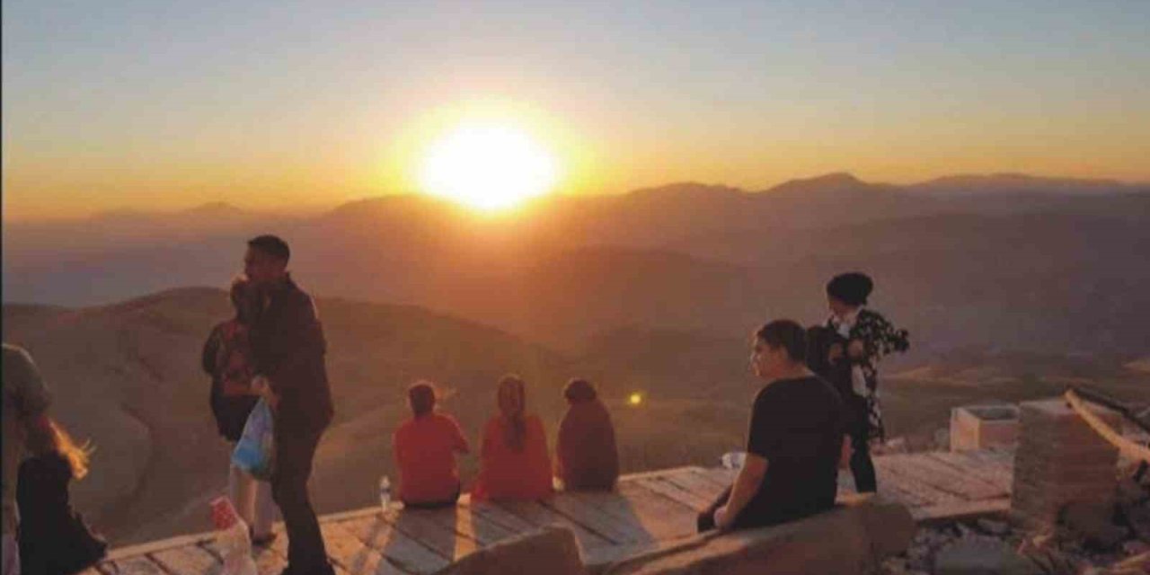 Güneşin doğuşunu meditasyon yaparak izlediler