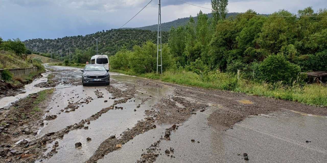 Konya'da sağanak sele neden oldu, karayolu ulaşıma kapandı