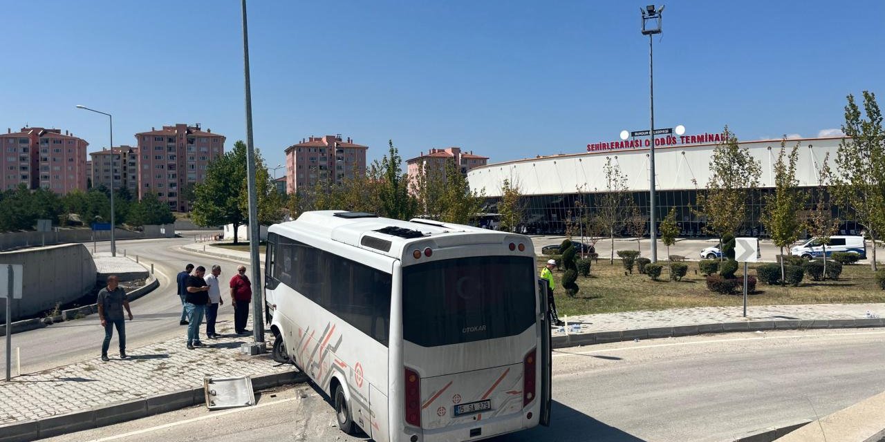 Freni arızalanan midibüs otobüs terminali araç giriş yoluna düştü: 15 yaralı