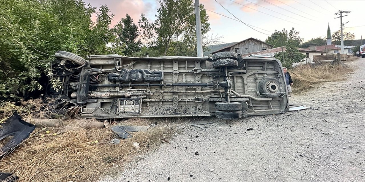 Bolu'da minibüs ile traktörün çarpıştığı kazada 15 kişi yaralandı