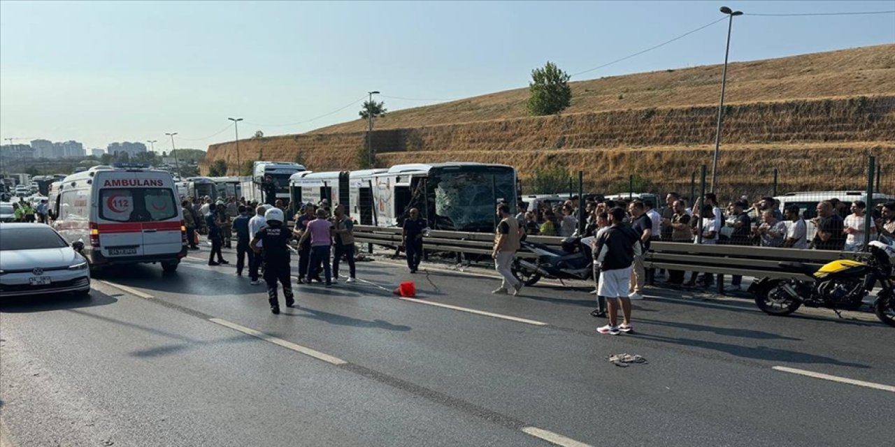 Küçükçekmece'deki metrobüs kazasında 10 kişi yaralandı