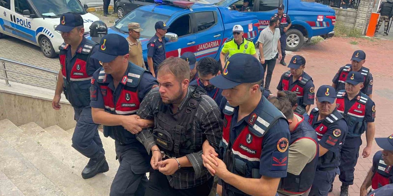 3 akrabasını bıçaklayarak öldürüp yayla evini ateşe veren şahsın mahkemedeki ifadesi ortaya çıktı