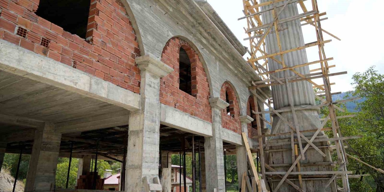 Yarım kalan cami nedeniyle kilisede namaz kılıyorlar!