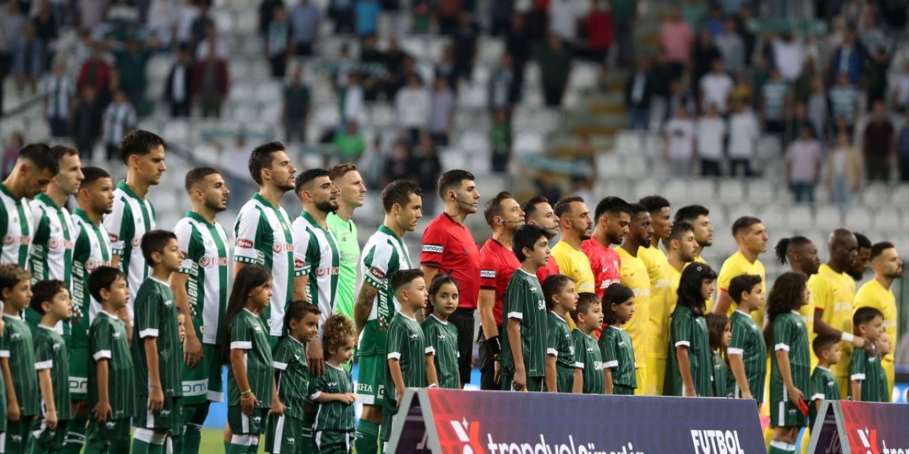 Konyaspor taraftarından ıslıklı protesto