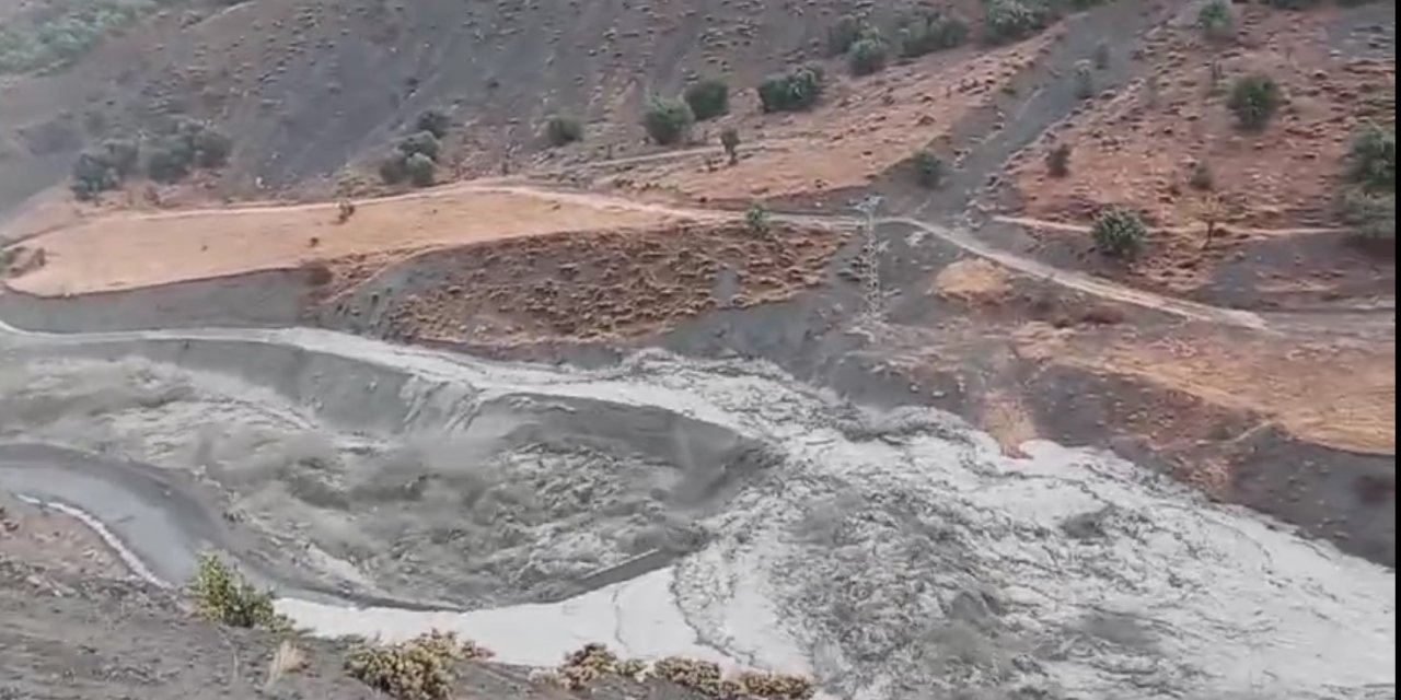 Elazığ’da sağanak sele neden oldu: 10 köy yolu ulaşıma kapandı