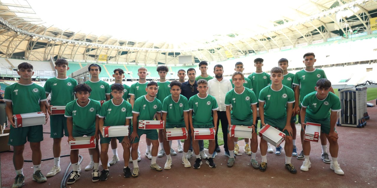 Konyaspor'da Başkan Korkmaz’dan U16 takımına hediye krampon