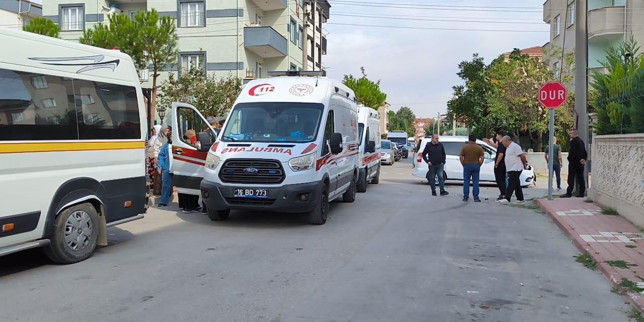 Kreş öğrencilerini taşıyan servis ile hafif ticari araç çarpıştı: 11 yaralı