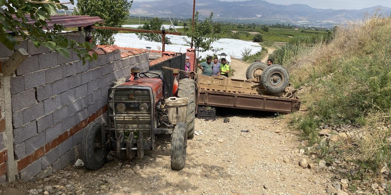 Manisa'da traktör römorku devrildi: 11 yaralı