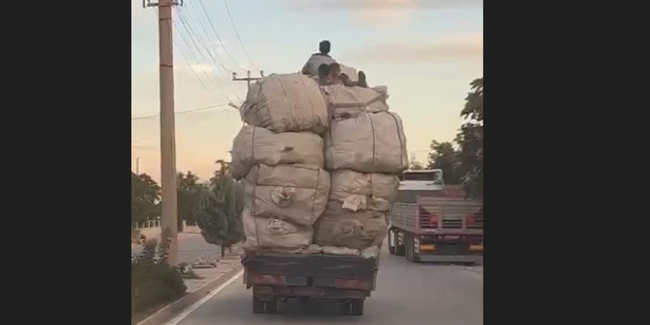 Kamyonetteki yükün üzerinde tehlike yolculuk