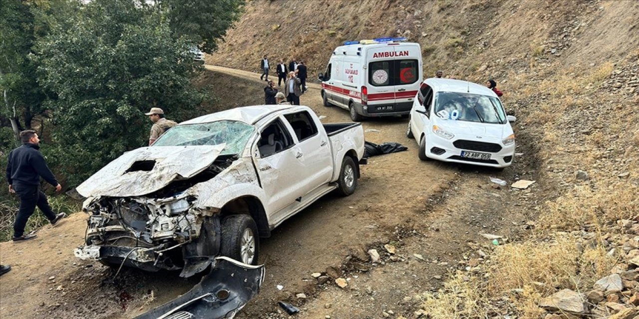 Şehit askerin yakınlarının bulunduğu pikap şarampole devrildi