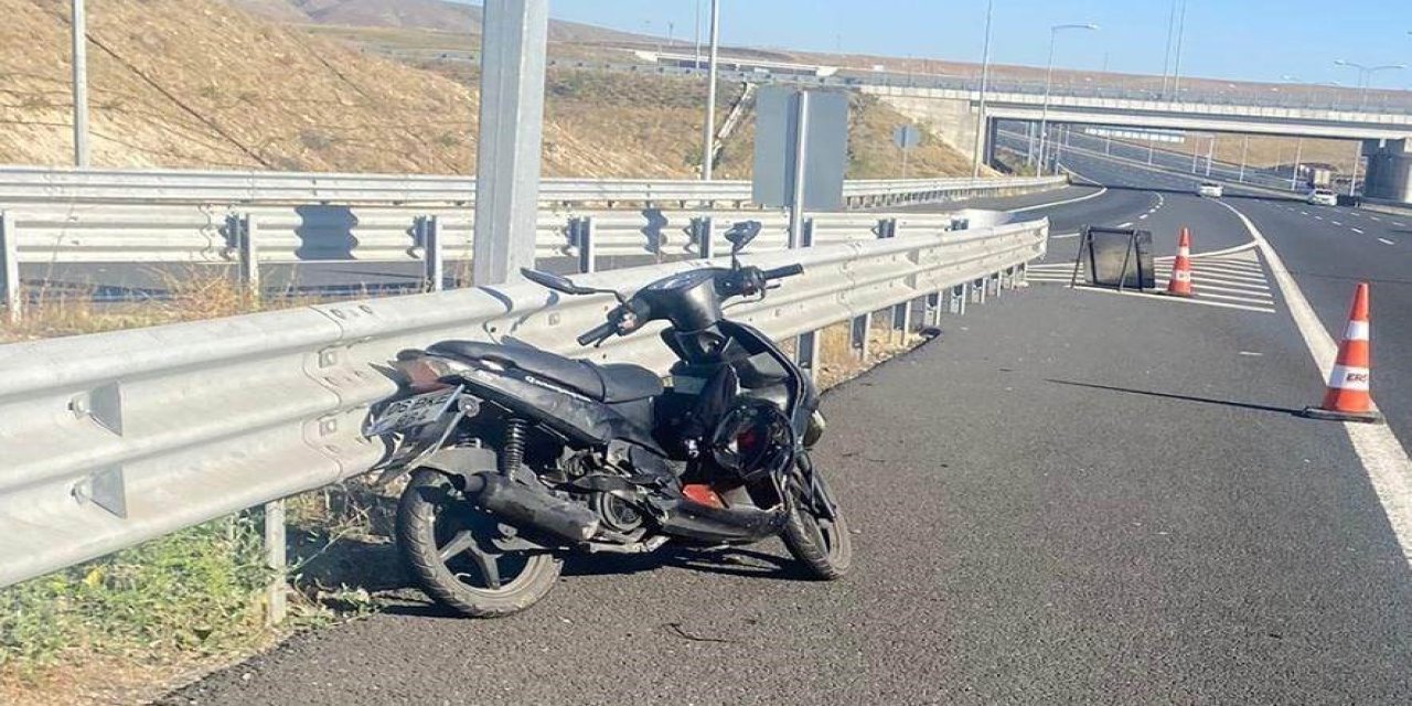 Konya'da bariyerlere çarpan motosikletin sürücüsü yaralandı