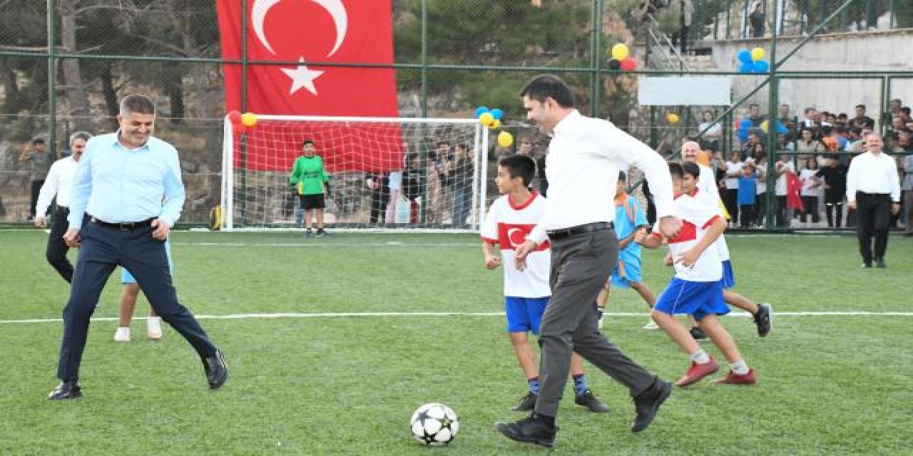 Bakan Kurum, Adıyamanlı çocuklarla halı sahada maç yaptı