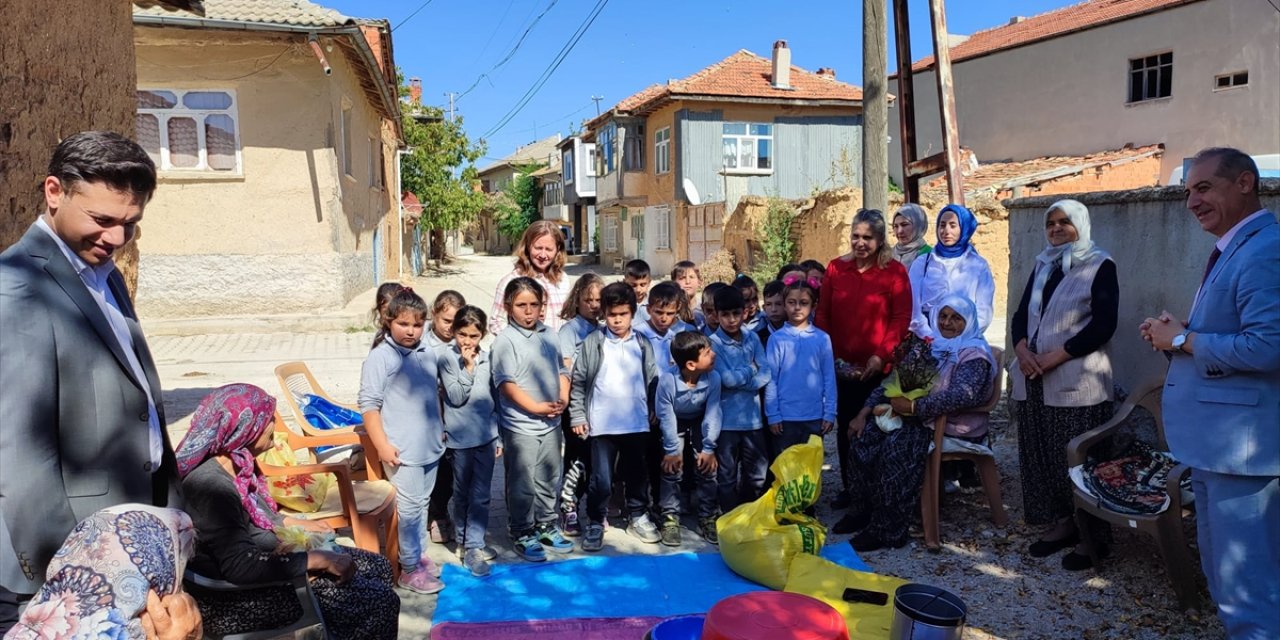 Konya'da öğrenciler yaşlılarla buluşuyor