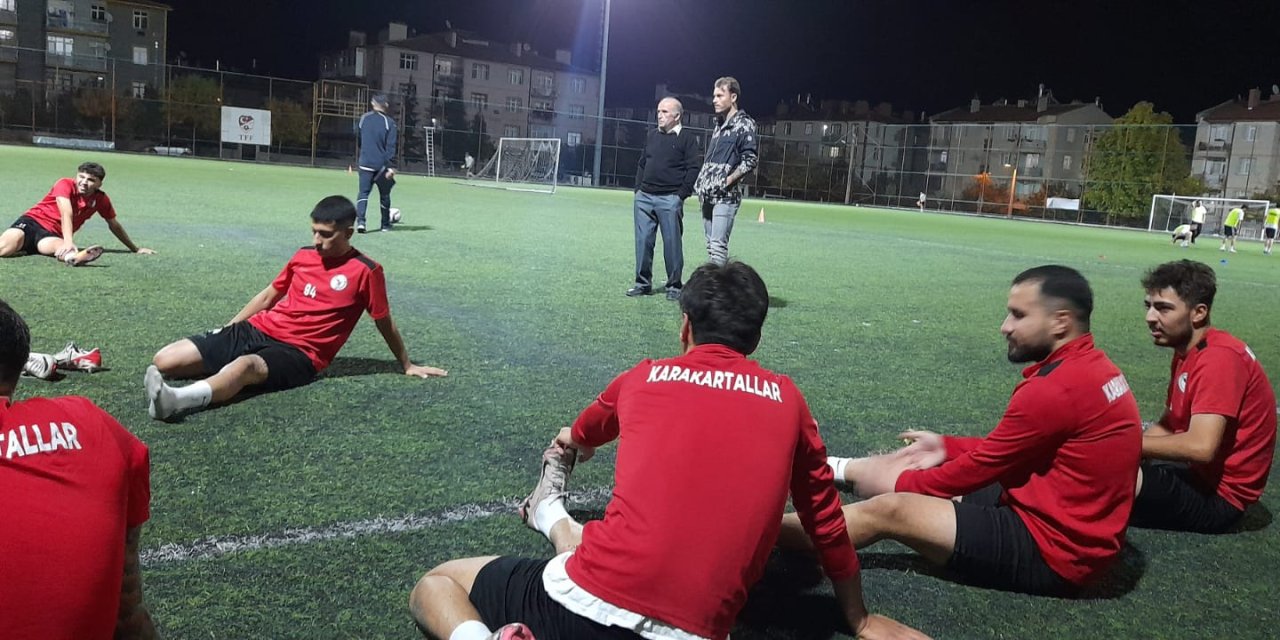 Konyasporlu futbolcudan sürpriz ziyaret! Amatör futbol takımının antrenmanına gitti