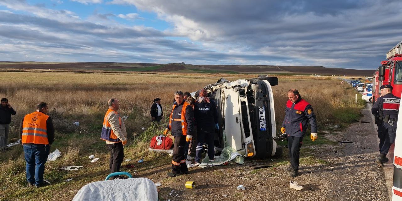 Çorum'da minibüsle tanker çarpıştı: 1 ölü, 18 yaralı