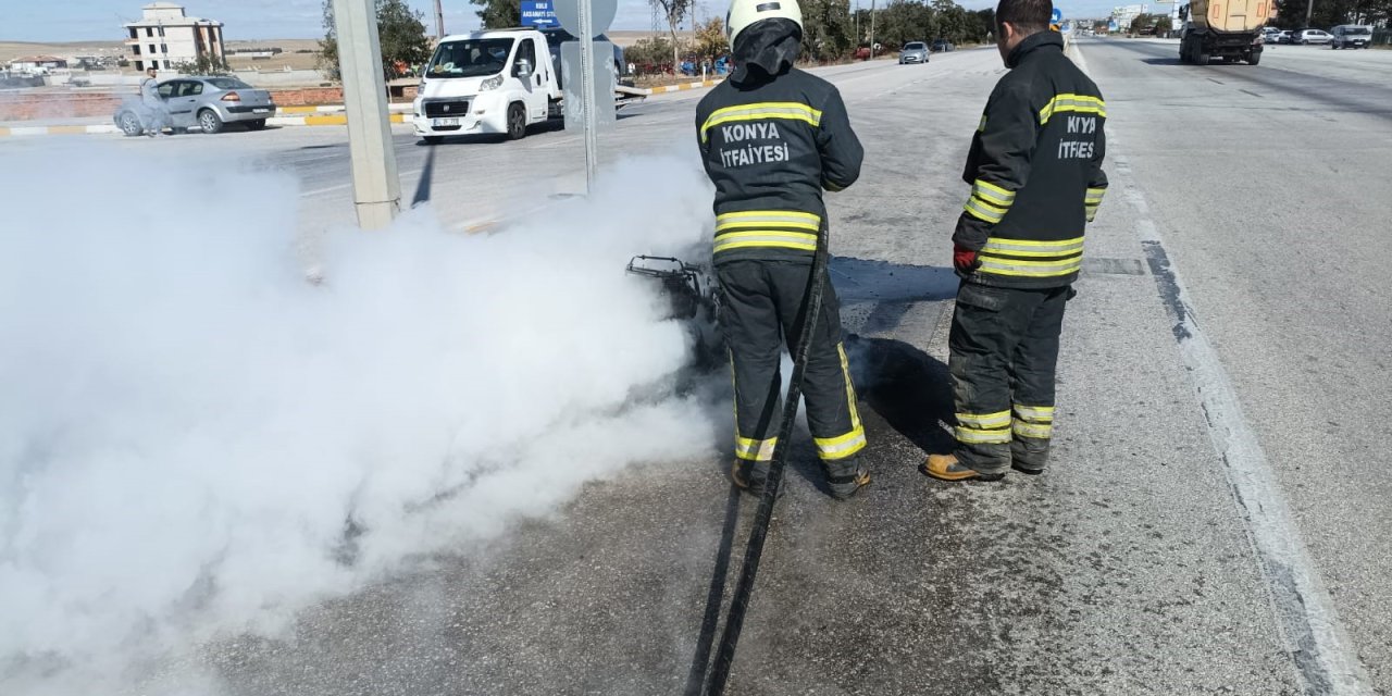 Konya'da yanan motosiklet hurdaya döndü