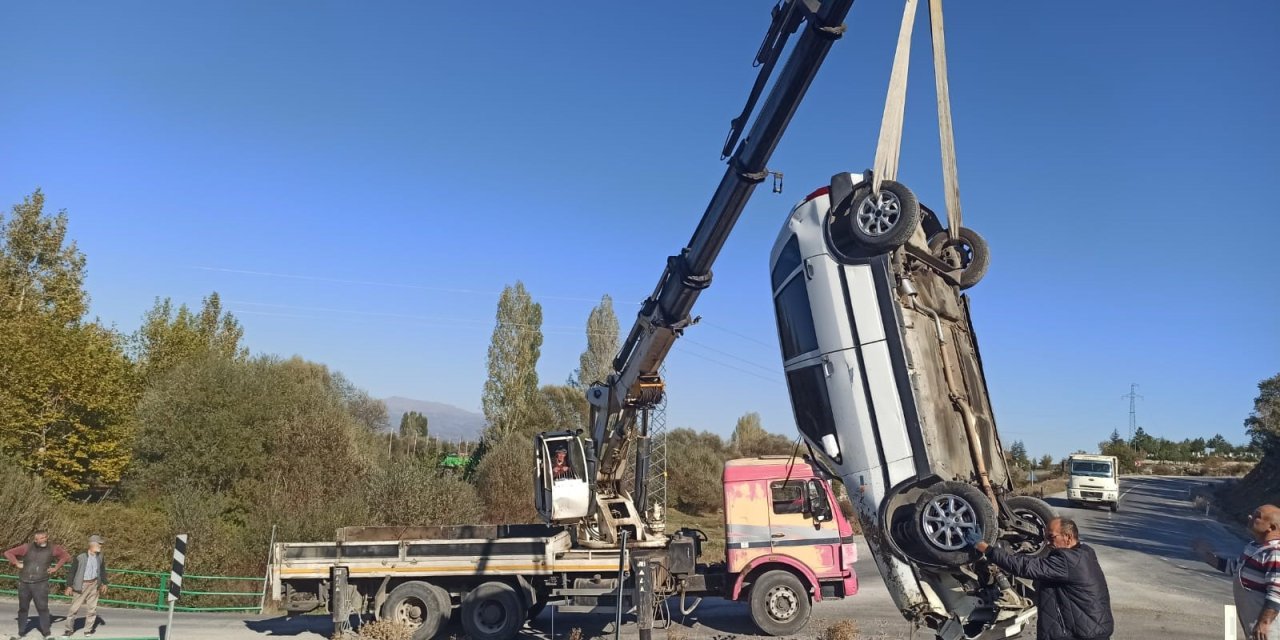 Konya'da otomobil sulama kanalına uçtu: 3 yaralı!