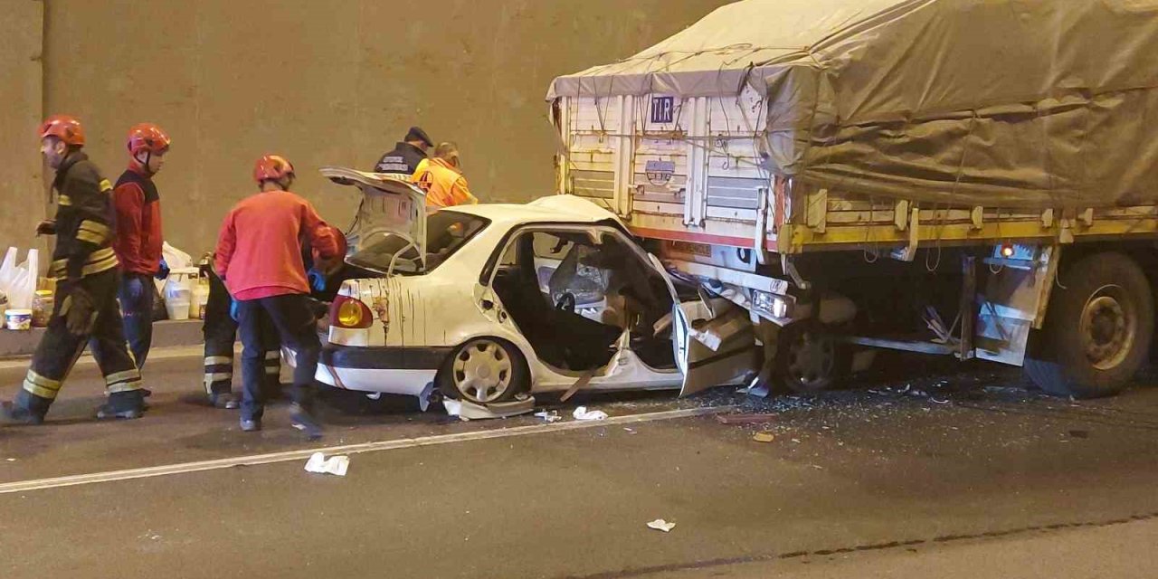 Kocaeli’de feci kaza, tırın altına girdiler