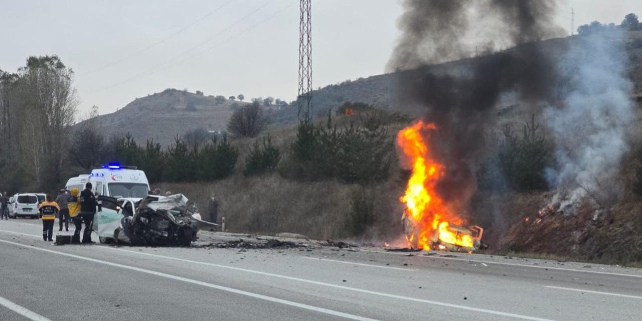 Erzincan'da iki otomobil çarpıştı, 5 kişi hayatını kaybetti