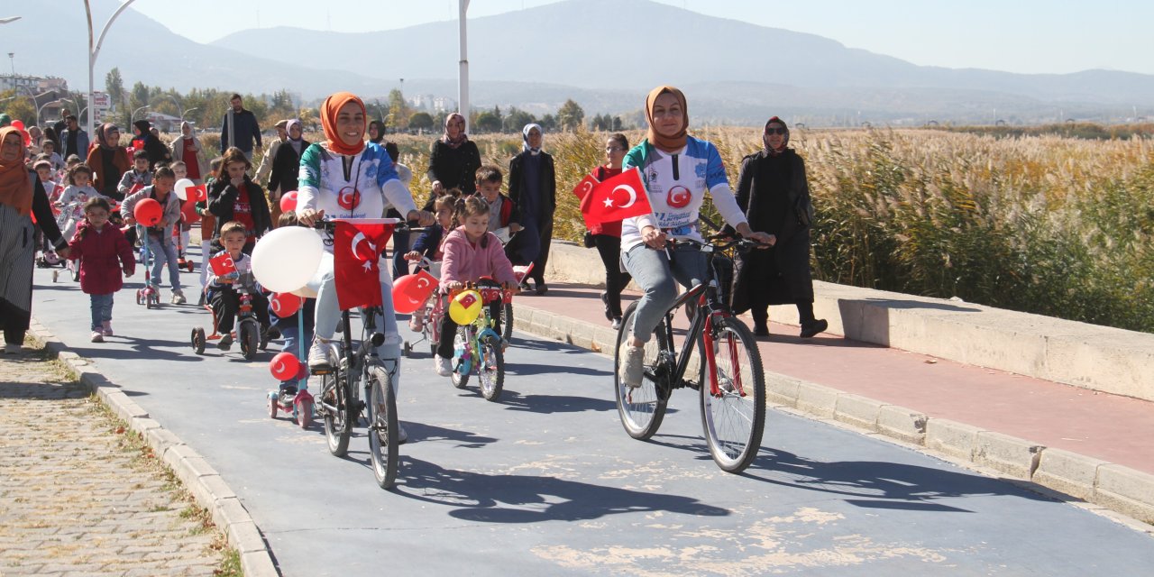 Konya'da öğrenciler cumhuriyetin 101. yıldönümü için pedal çevirdi