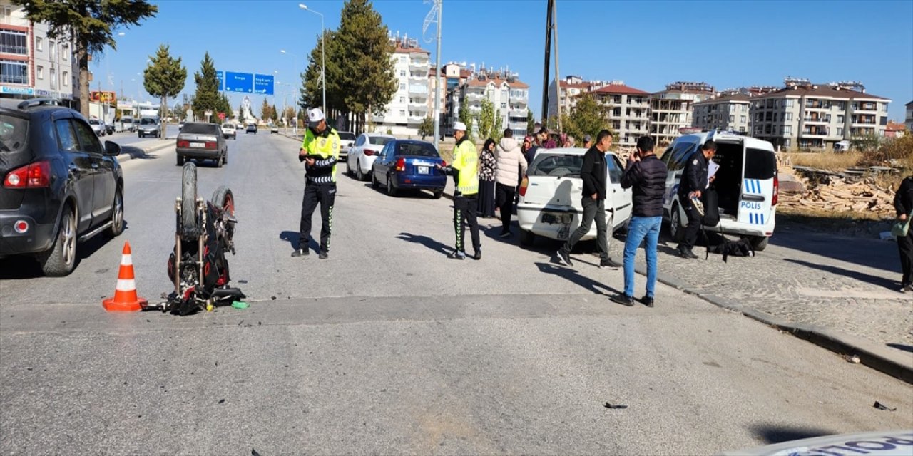 Konya'da otomobile çarpan motosikletin sürücüsü yaralandı