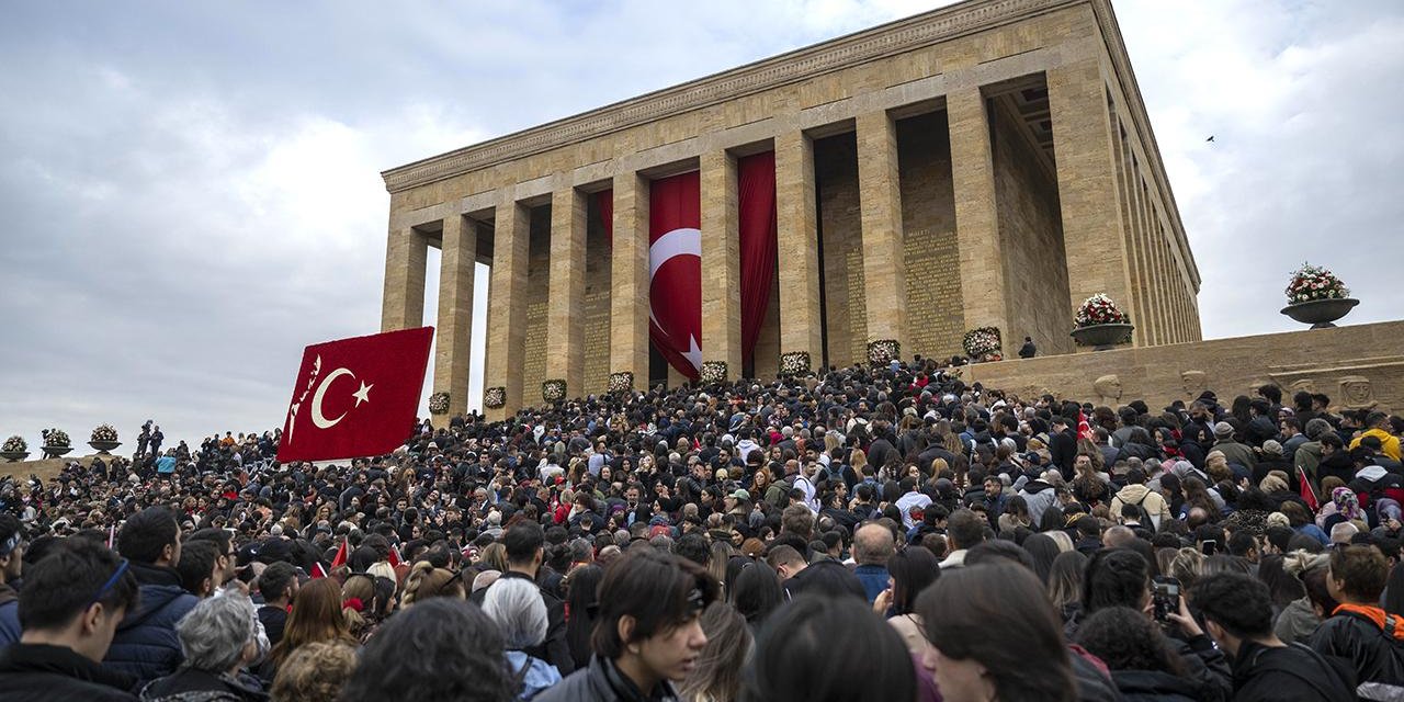 Ders kitaplarındaki Atatürk portresi Anıtkabir'de sergilenecek