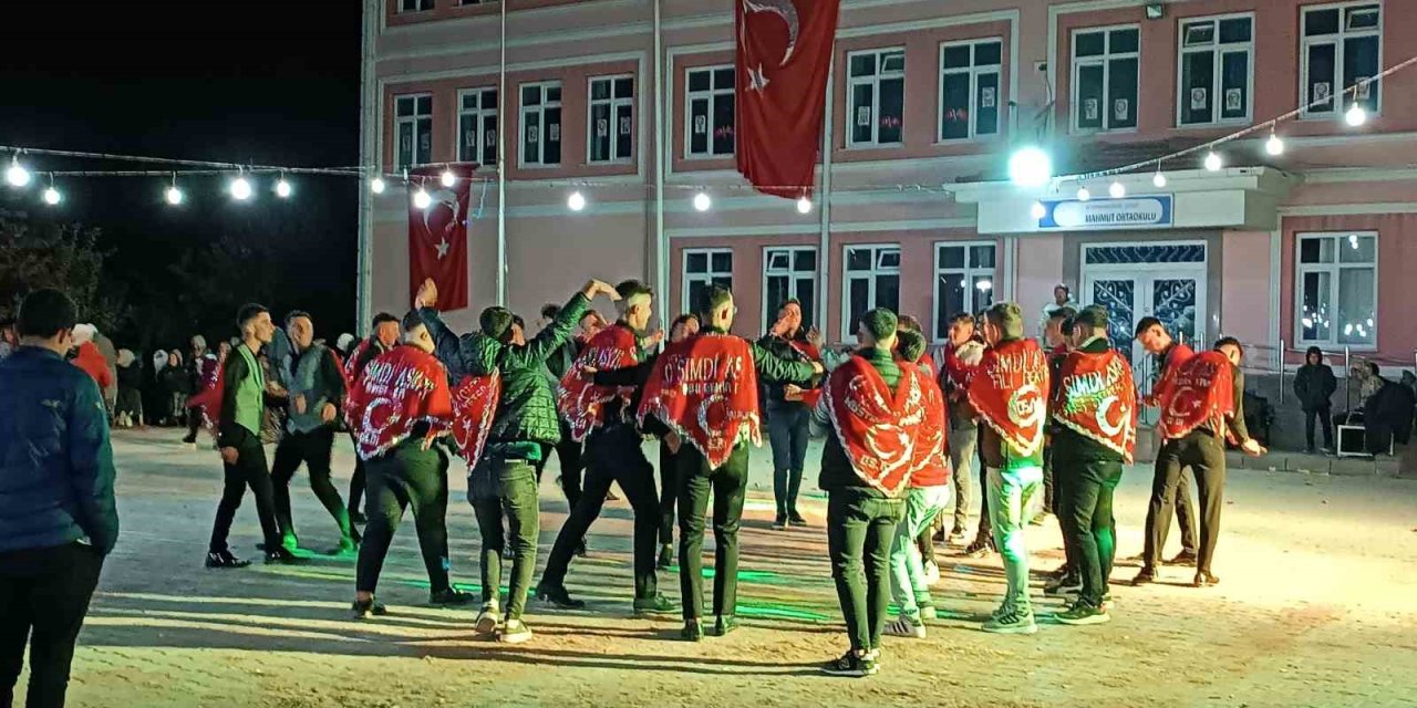 ‘Kınalı Kuzular’ asker eğlencesinde moral depoladı