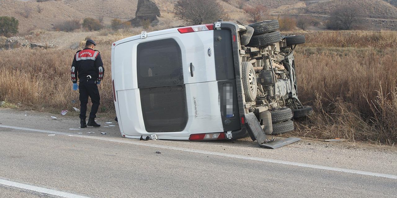 Çorum'da işçi servisi ile traktör çarpıştı: 1'i ağır 16 yaralı