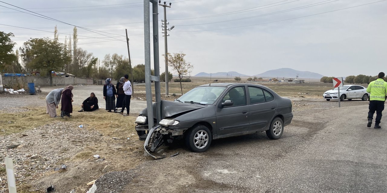 Konya'da ehliyetsiz sürücü direğe çarptı: 4 yaralı!