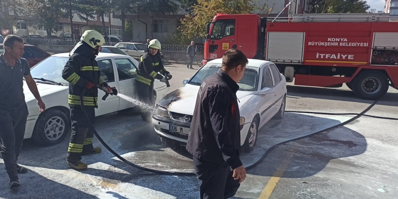 Konya'da otomobildeki yangın büyümeden söndürüldü