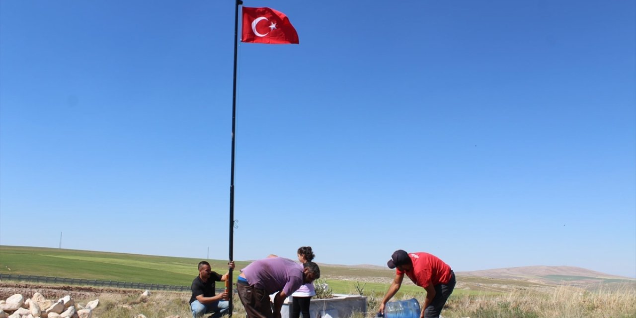 Yunak'ta meçhul şehit mezarının bayrağı yenilendi