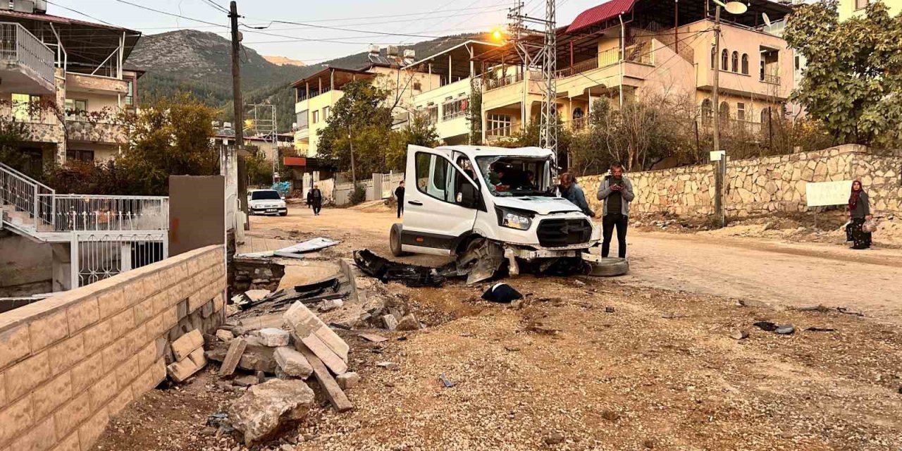 Freni patlayan kamyon 2 aracı biçti, ortalık savaş alanına döndü: 4 yaralı