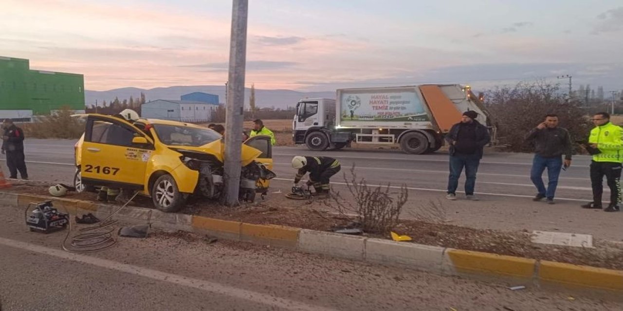 Konya'da ticari taksi direğe çarptı: 3 yaralı