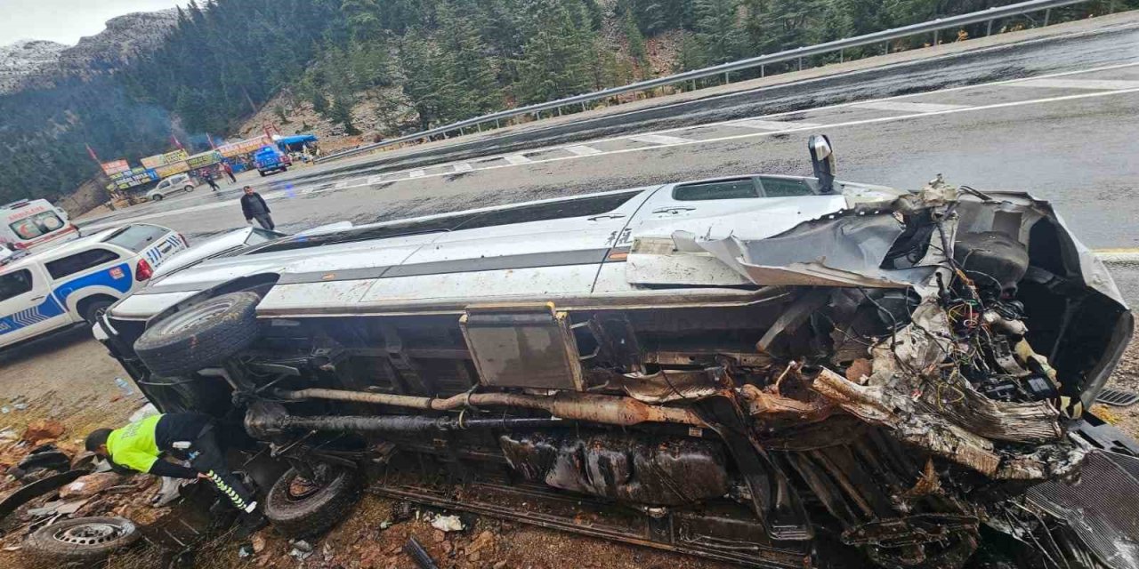 Antalya’da yolcu minibüsü devrildi: 9 yaralı