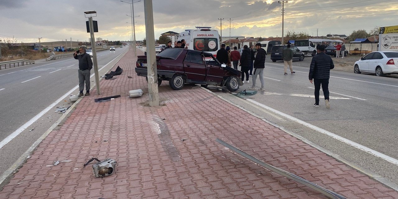 Konya'da otomobil refüjdeki direğe çarptı: 1 yaralı