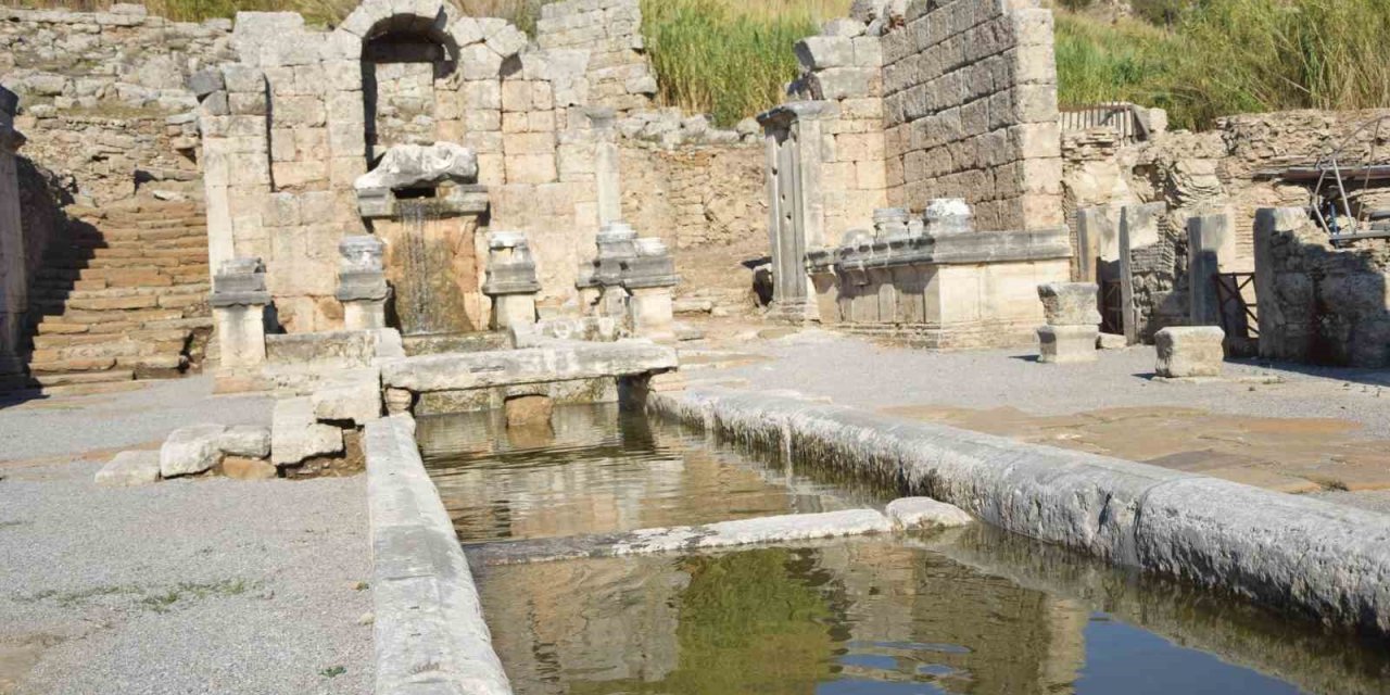 Perge Antik Kenti’ndeki çeşmeden 1800 yıl sonra su akmaya başladı