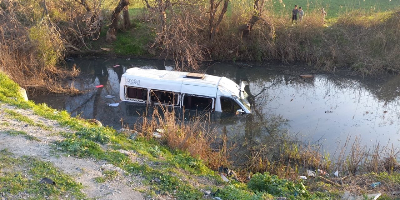 İşçileri taşıyan minibüs dereye devrildi: 8 yaralı