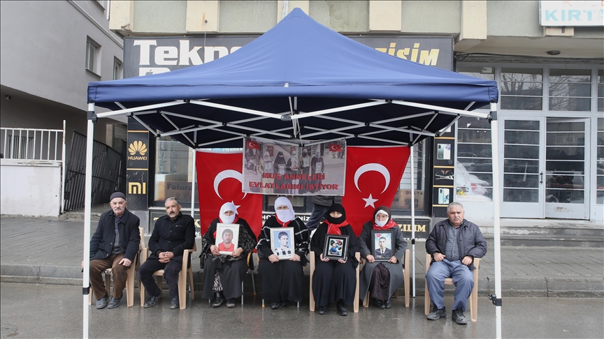Aileler DEM Parti binası önündeki evlat nöbetini sürdürdü