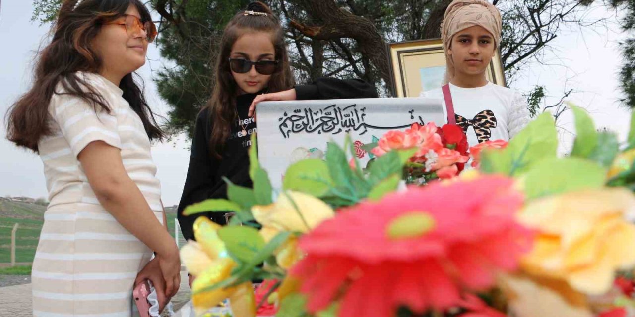 Arkadaşları bayramda Narin’in mezarını ziyaret etti