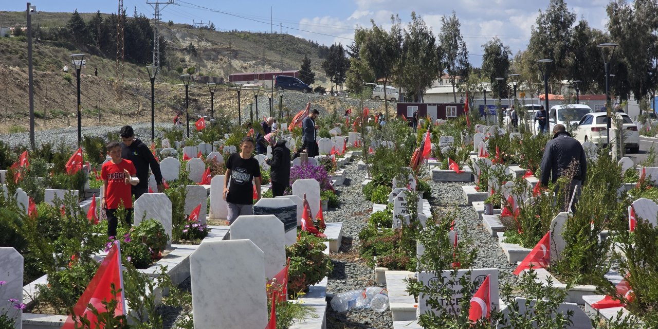 Hatay Deprem Şehitliği'de buruk bayram