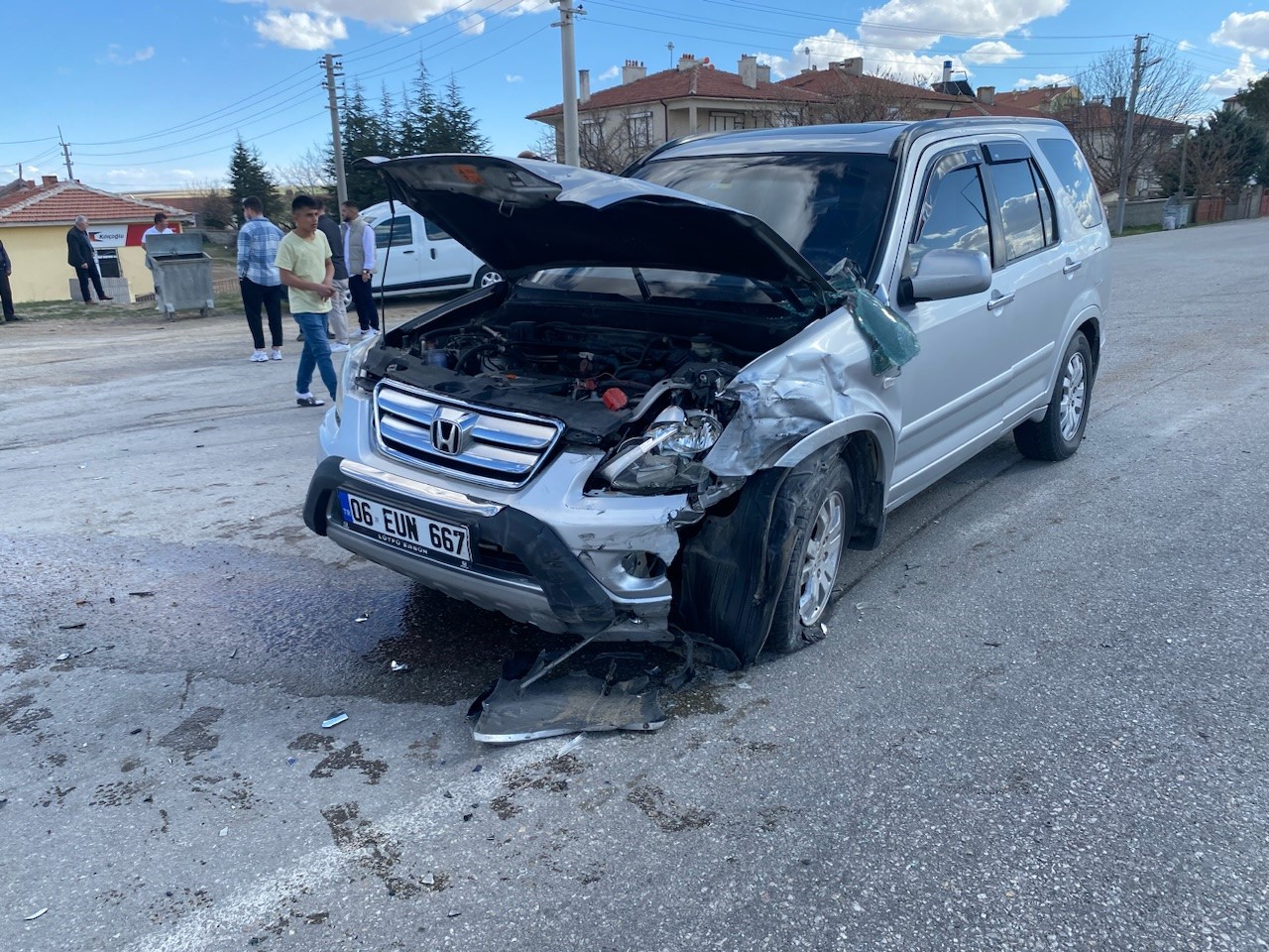 Konya'da iki otomobil çarpıştı, 6 kişi yaralandı